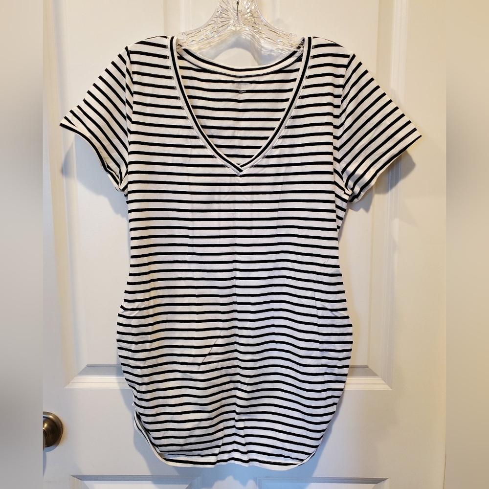 Pack of 3 Old Navy Women's MATERNITY V-Neck tops. size Large.
